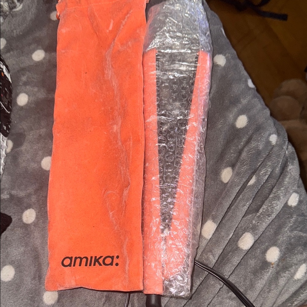 Amika 1” Flat Iron